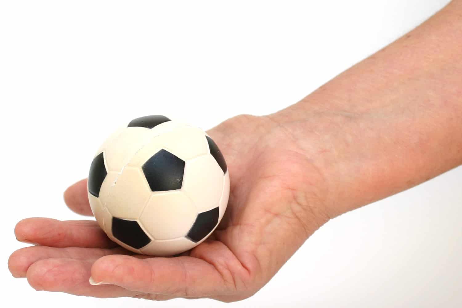Мастер святого мяча. Футбольный мяч. Мячик в руке. Мячик на ладони. Футбольный мячик с руками.