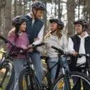 une famille en balade à vélo