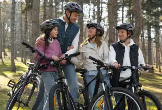 une famille en balade à vélo