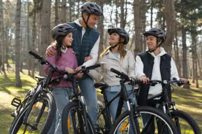 une famille en balade à vélo