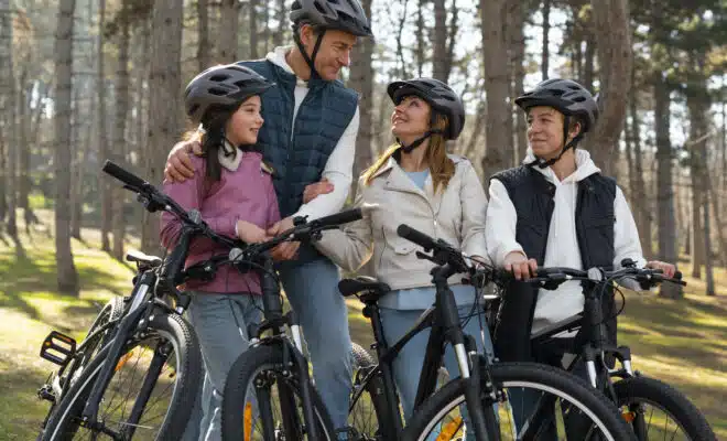 une famille en balade à vélo