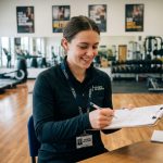 Jeune femme sportive souriante à la salle de sport