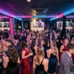 Vue générale d'une boîte de nuit animée dans le Pas-de-Calais avec piste de danse bondée et ambiance festive