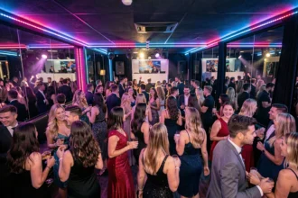 Vue générale d'une boîte de nuit animée dans le Pas-de-Calais avec piste de danse bondée et ambiance festive