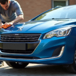 Voiture Peugeot 408 bleue en nettoyage de la grille